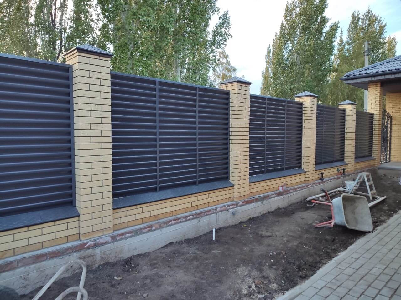 Забор-жалюзи с ламелями Еврожалюзи 16м RAL7024/7024 Серый Графит двусторонний фото 3 в Томске