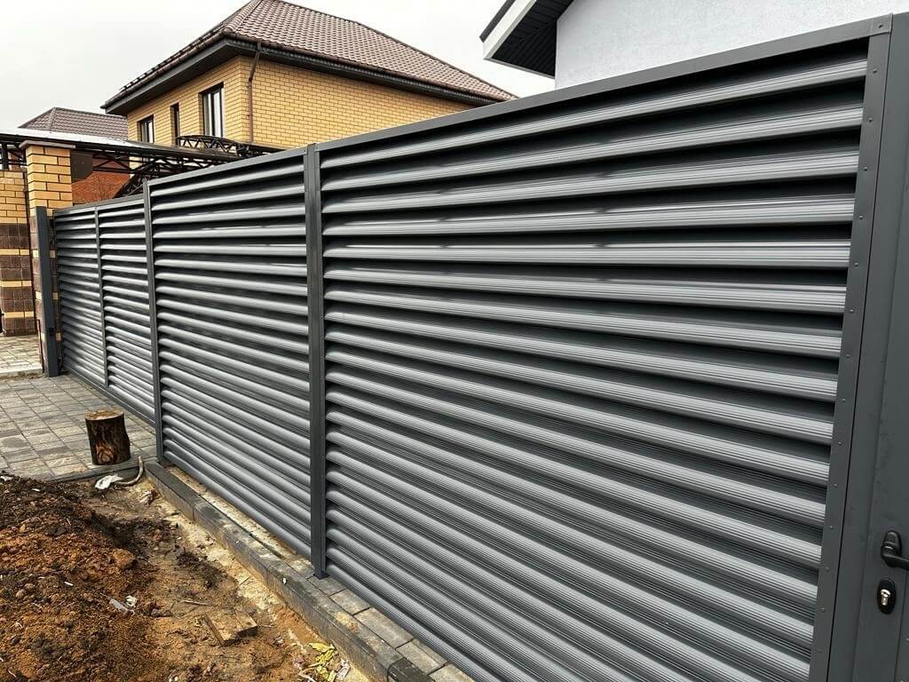 Забор-жалюзи из ламелей Еврожалюзи 28м RAL7024/7024 Серый Графит двусторонний фото 2 в Томске
