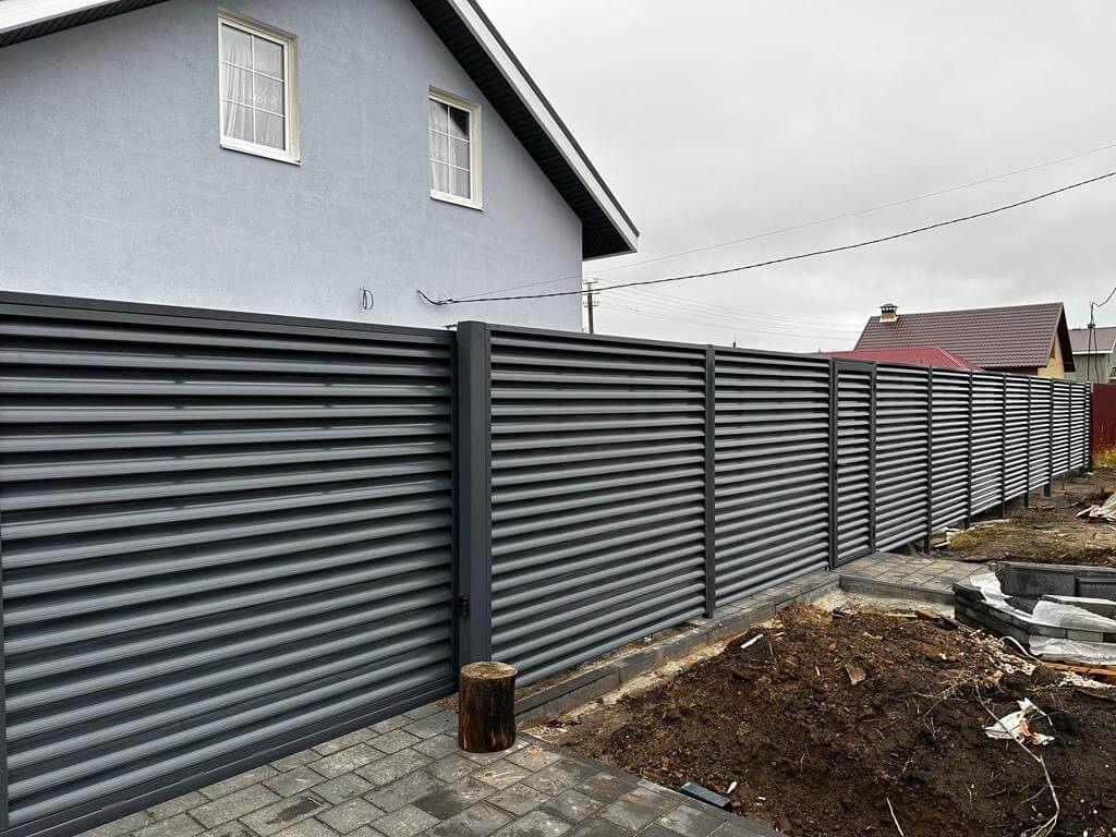 Забор-жалюзи из ламелей Еврожалюзи 28м RAL7024/7024 Серый Графит двусторонний в Томске