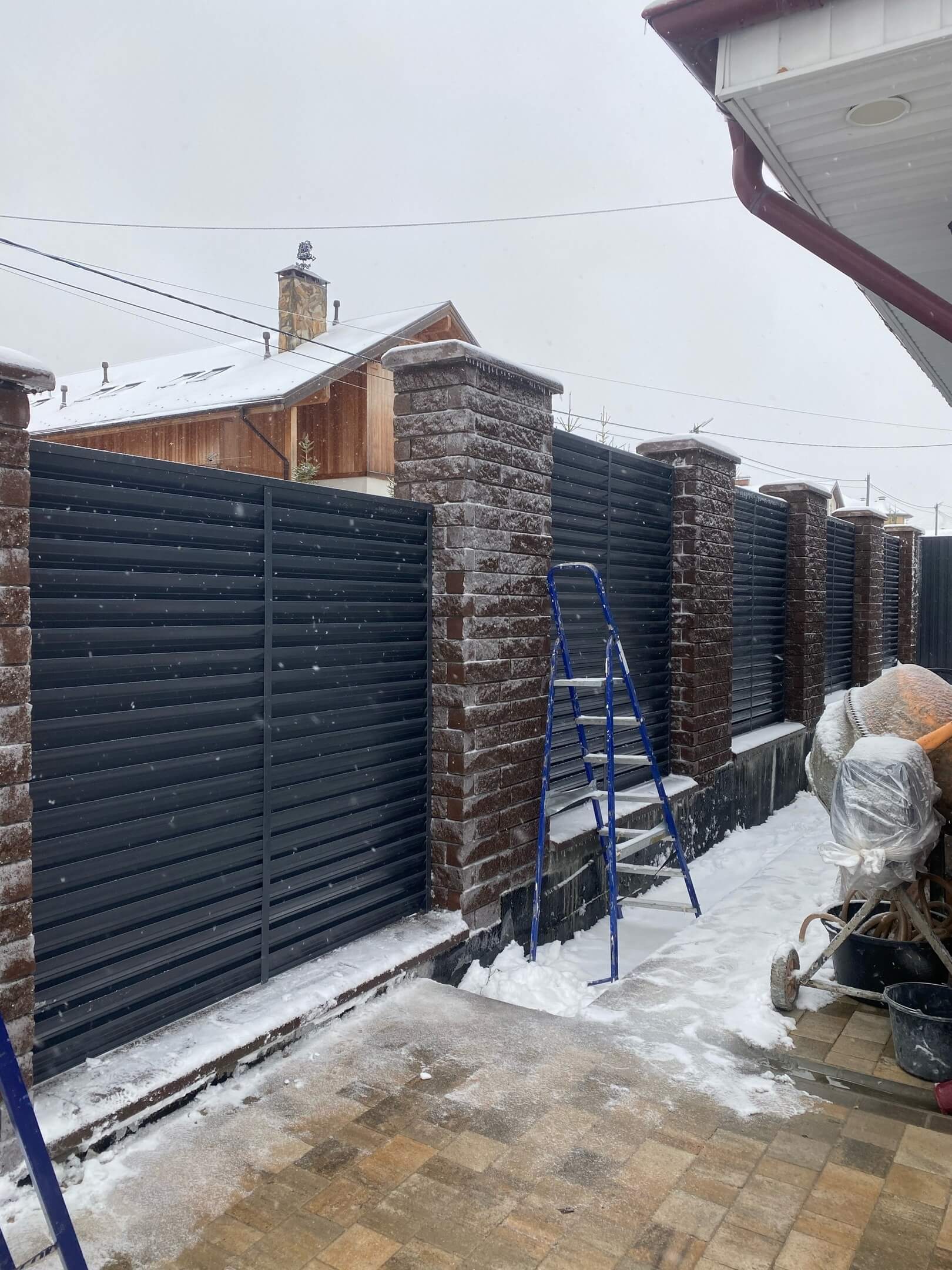 Забор-жалюзи из ламелей ЭКО-Z 44м RAL7024/7024 Серый Графит двусторонний фото 3 в Томске