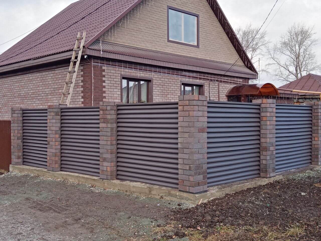 Забор-жалюзи из ламелей ЭКО-Z-US (усиленные) 30м RAL8019/8019 Темный Шоколад двусторонний МАТТЕ фото 3 в Томске