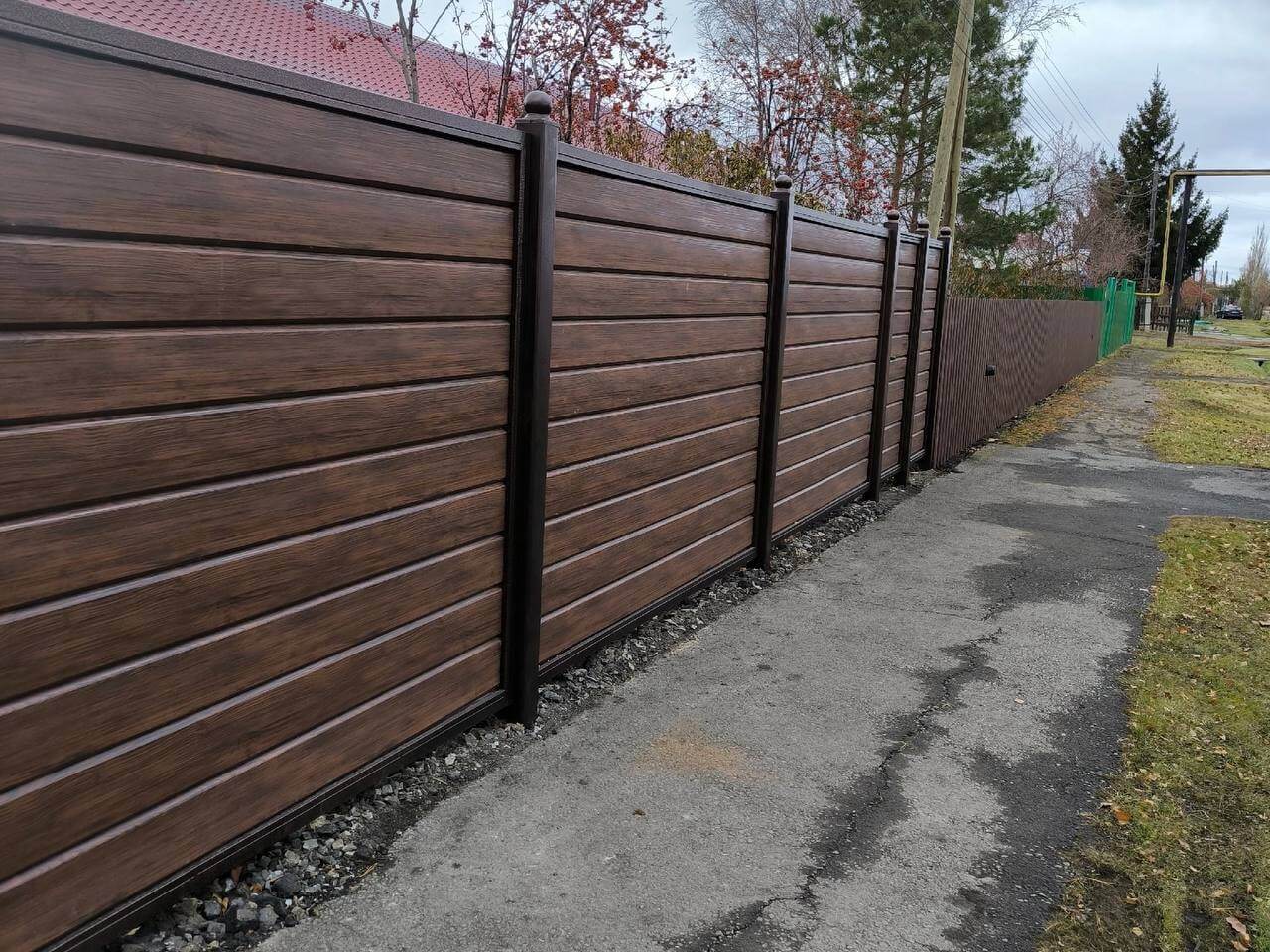 Забор из металлосайдинга Евро-Брус 46м Античное Дерево Принтек фото 1 в Томске