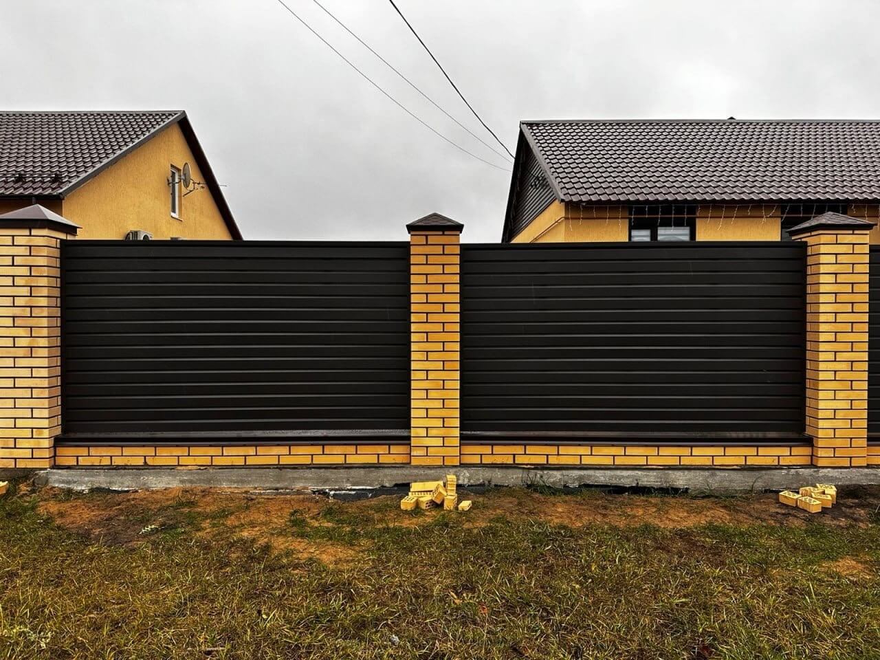 Забор из ламелей Хай-Тек 32м RAL8019/8019 Темный Шоколад двусторонний МАТТЕ фото 1 в Томске