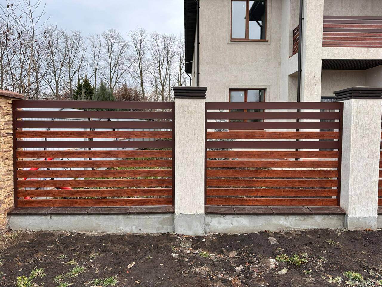 Забор-ранчо из металлопланкена 10м RAL8017 Шоколад МАТТЕ + Темное Дерево (Printech) фото 4 в Томске