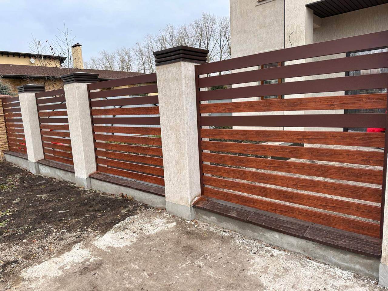 Забор-ранчо из металлопланкена 10м RAL8017 Шоколад МАТТЕ + Темное Дерево (Printech) в Томске