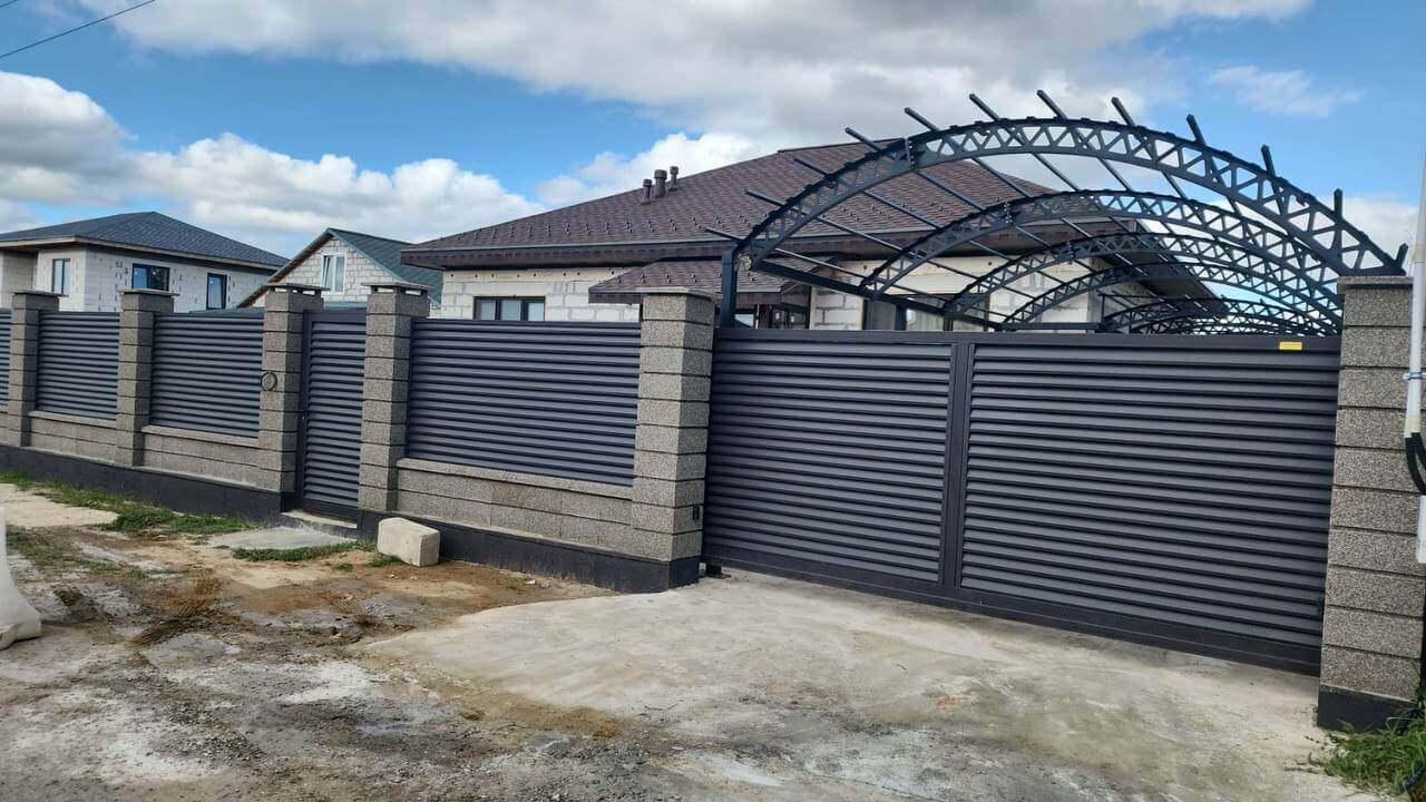 Забор-жалюзи из ламелей Реснички 27м RAL8019/8019 Темный Шоколад двусторонний МАТТЕ фото 2 в Томске