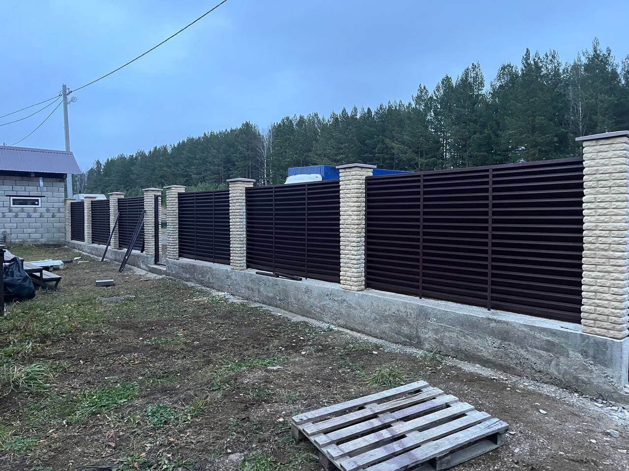 Забор-жалюзи из ламелей ЭКО-Z 18м RAL8017/8017 Шоколад двусторонний фото 3 в Томске