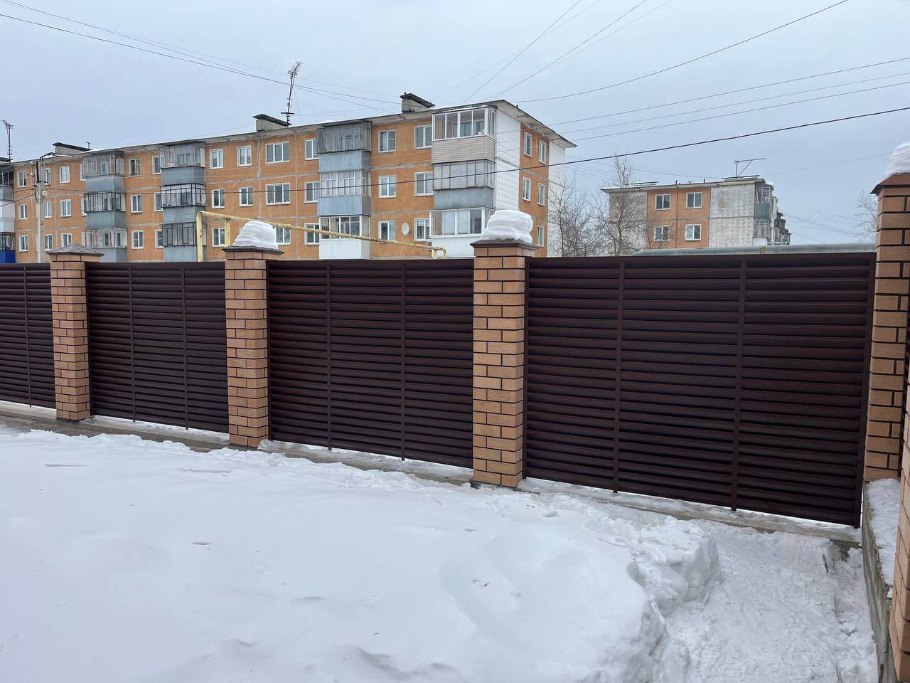 Забор-жалюзи из ламелей ЭКО-Z 87м RAL8017/8017 Шоколад двусторонний МАТТЕ фото 17 в Томске