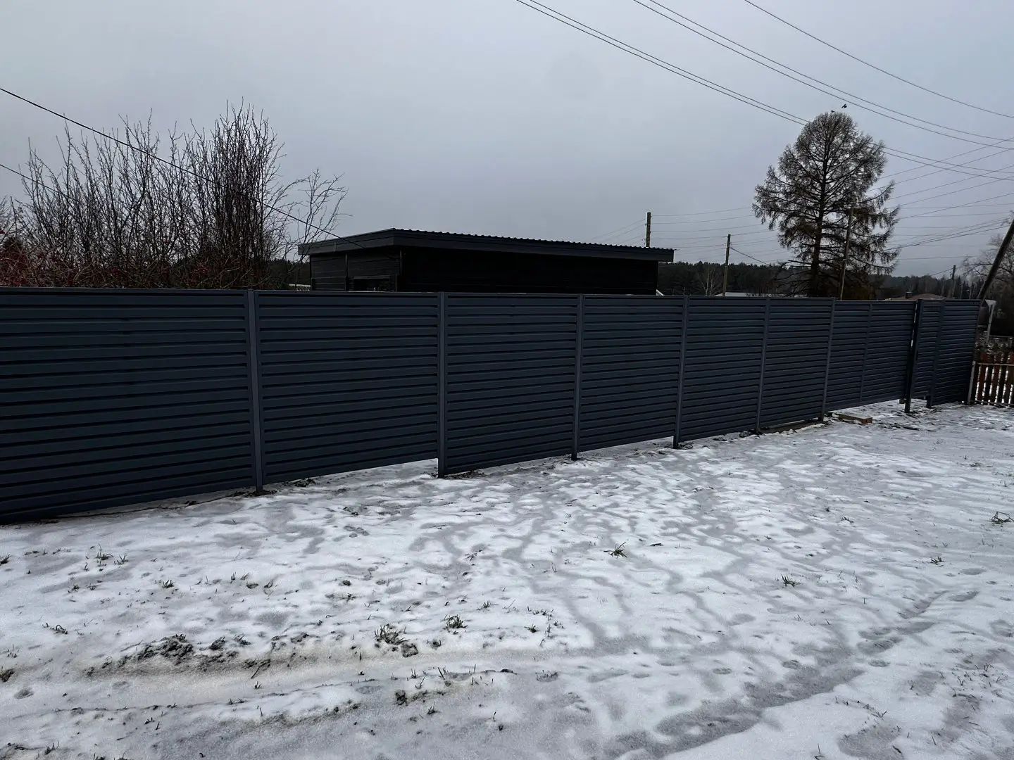 Забор-жалюзи из ламелей Хай-Тек 20м RAL7024/7024 Серый Графит двусторонний МАТТЕ фото 3 в Томске