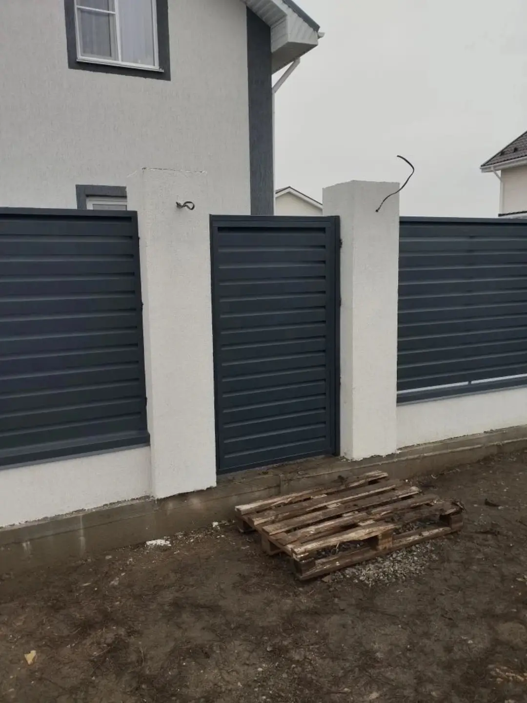 Забор-жалюзи из ламелей Хай-Тек 12м RAL7024 Серый Графит МАТТЕ фото 1 в Томске