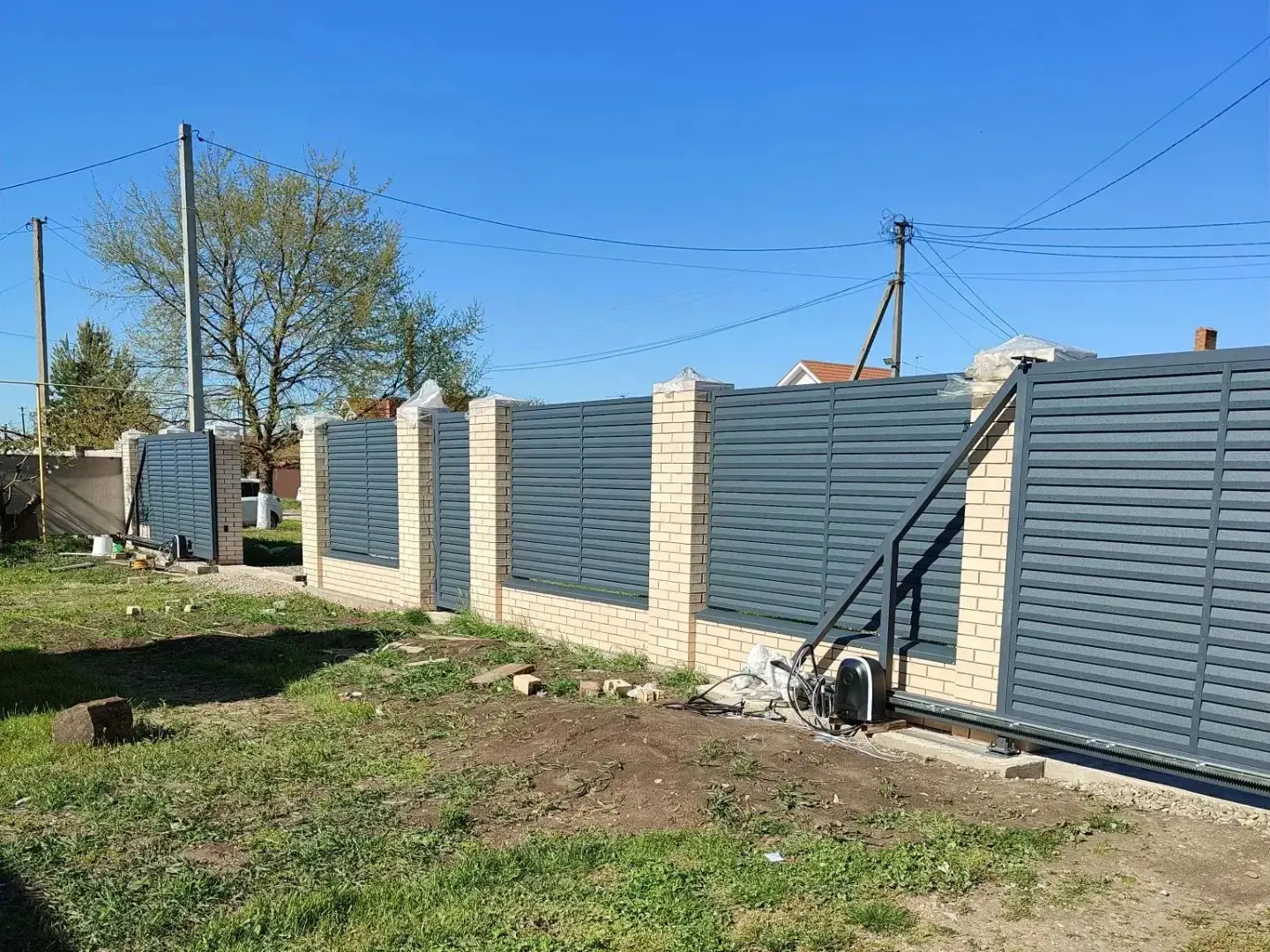 Забор-жалюзи из ламелей Реснички 16м RAL7024 Серый Графит Стальной Бархат фото 1 в Томске