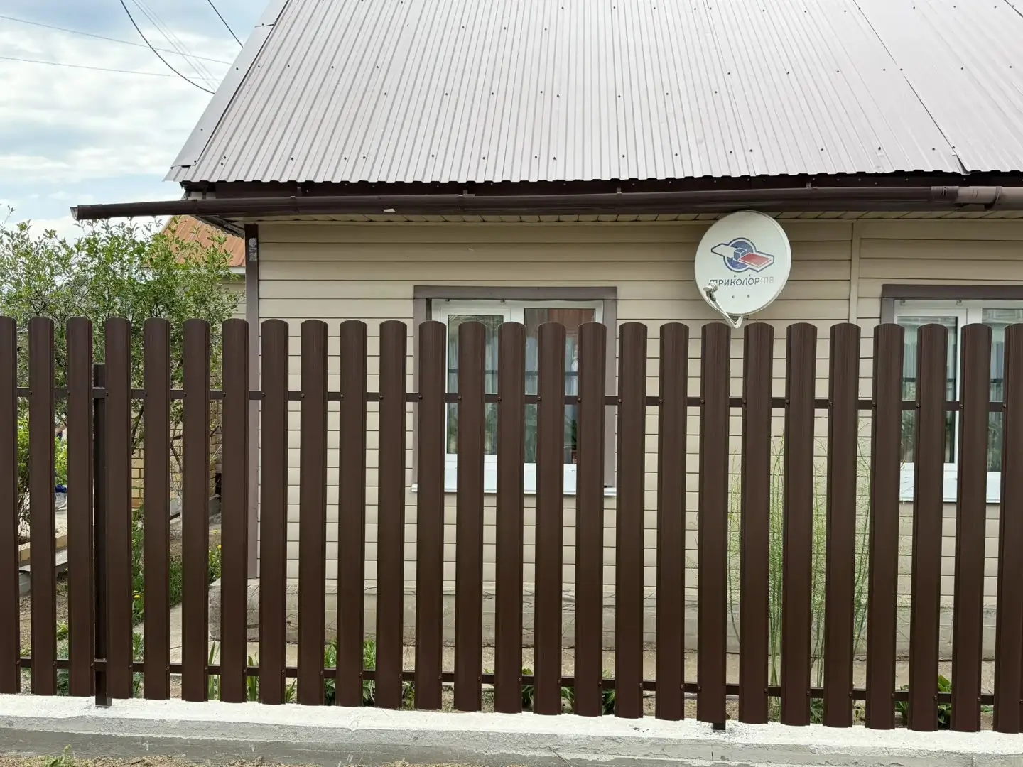 Комбинированный забор из ламелей ЭКО-Z-US и евроштакетника 18м RAL8017 Шоколад МАТТЕ, Полиэстер фото 3 в Томске